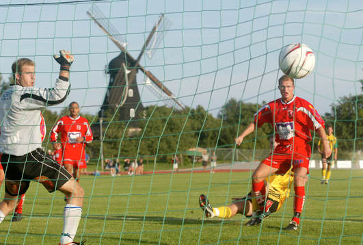 Mål, Daniel Nicklasson (skymd) placerar bollen i nät