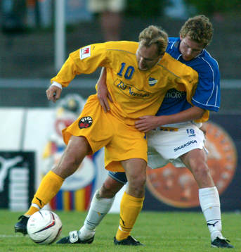  Magnus Eriksson omfamnas av Andreas Olsson.