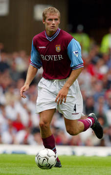  Olof Mellberg, Aston Villa, driver bollen...