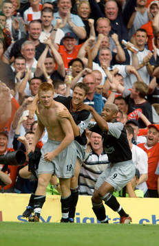  John Arne Riise gratuleras av Michael Owen och El-Hadji Diouf efter Riises 0-1-mål