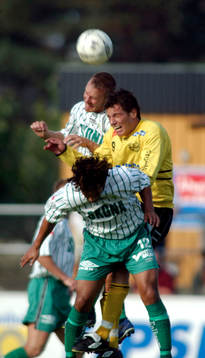  Peter Hiir-Salakka, Mjällby och Fernando Fuentes, Frölunda. Nickduell.