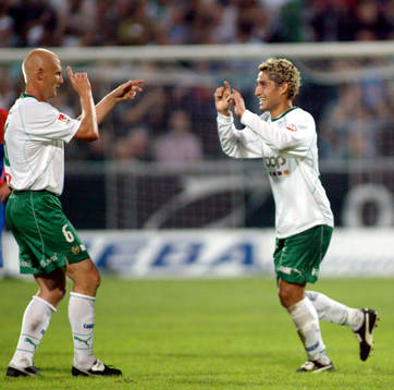 Målskytten Pablo Pinones-Arce, Hammarby gratuleras av