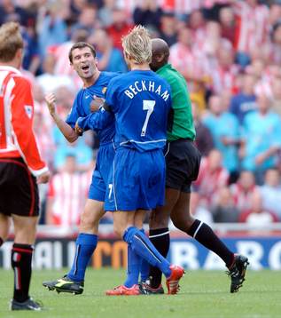  David Beckham får hålla tillbaka Roy Keane, Manchester från att hoppa på Jason McAteer, Sunderland 