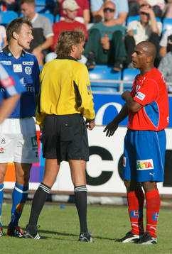  Anders Frisk, domare i samtal med Alvaro Santos, Helsingborg