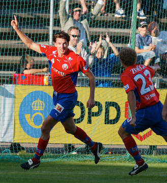 Christoffer Andersson rusar fram och gratulerar Mikael