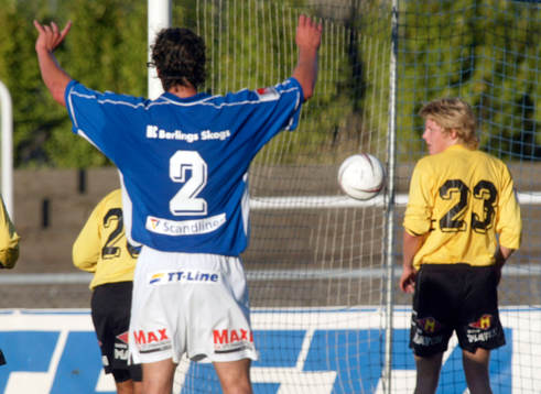 Självmålet, Martin Michalski, Mjällby (skymd) nickar i