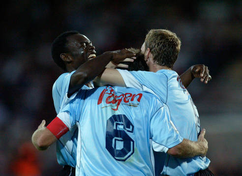 Tre glada målskyttar kramas, Josef Elanga, Hans Mattisson