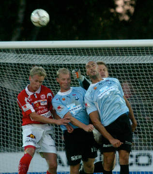  Vesa Vasare, Jörgen Ohlsson, Daniel Majstorovic och Mattias Asper. Höjdduell. Boxning. Målnät.
