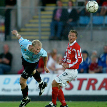  Jörgen Ohlsson nickar framför Christer Persson.