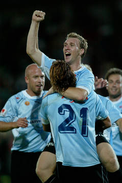 Niklas Skoog, Malmö FF, hoppar i Andreas Yngvessons famn.