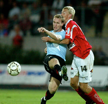 Patrik Rosengren omfamnar Niklas Skoog. Skott