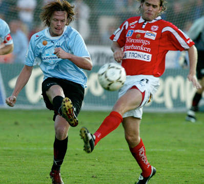  Andreas Yngvesson skjuter, Lasse Johansson försöker förhindra.