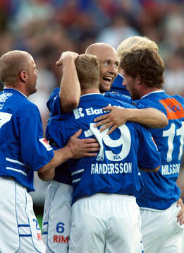  Magnus Svensson, Mattias Thylander, Robert Andersson och målskytten Mikael Nilsson, HAlmstad, jublar, jubel.