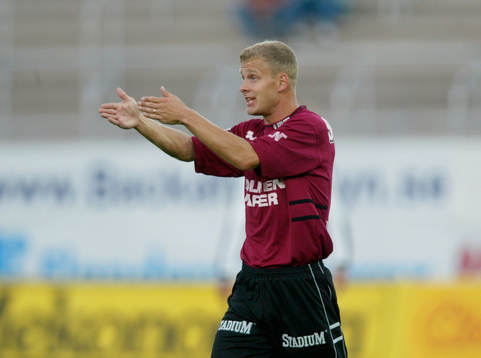 Kristian Bergström,  Norrköping, pekar ut vägen mot