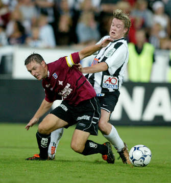 Håkan Söderstierna trycker Mikael Blomberg i ryggen