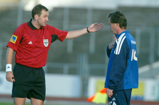 Roger Gustafsson, tränare, Göteborg, får en åthutning