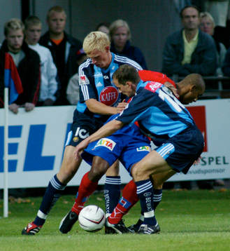 Alvaro Santos tas hårt av Richard Henriksson och Nicklas