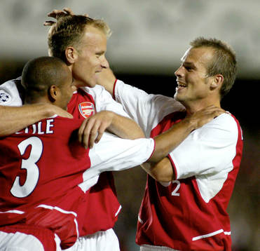  Dennis Bergkamp och Fredrik Ljungberg, Arsenal, jublar, jubel.
