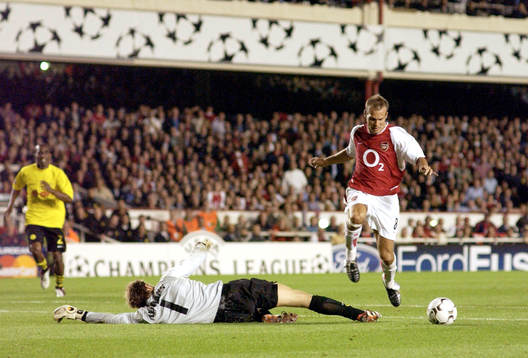  Fredrik Ljungberg rundar Jen Lehman, målvakt, Dortmund, och gör 2- 0 till Arsenal.
