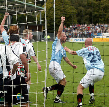 Segerskytten Jörgen Ohlsson grattas av Olof Persson. Jubel