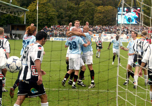  Segerskytten Jörgen Ohlsson grattas av Olof Persson, Niklas Skoog och Daniel Majstorovic.