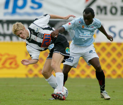 Johan Andersson och Josef Elanga kämpar om bollen