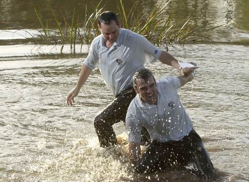 Paul McGinley och hans caddie JP Fitzgerald hoppas i sjön