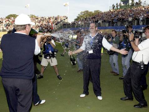 Pierre Fulke sprutar ner Sam Torrance med champagne