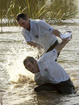 Paul McGinley och hans caddie JP Fitzgerald hoppas i sjön