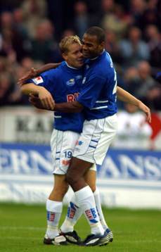 Pascal Simpson gratulerar Robert Andersson, Halmstad till