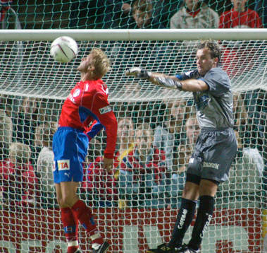  Balazs Raboczki, Norrköping boxar framför Hans Eklund, Helsingborg