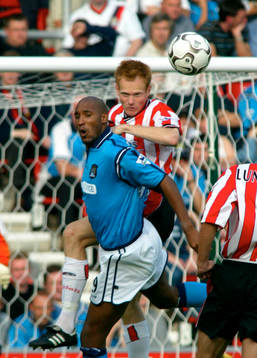  Michael Svensson var kung i luften, här vinner han en nickduell mot Nicolas Anelka 