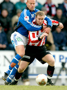  Joel Cedergren kramas med Niklas Skoog.