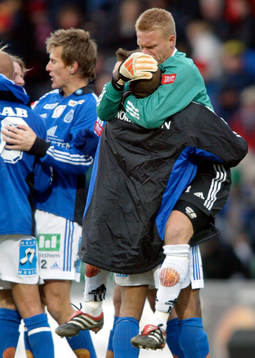  Fredrik Sundfors pussar på Cain Dotson efter matchen. Jubel.