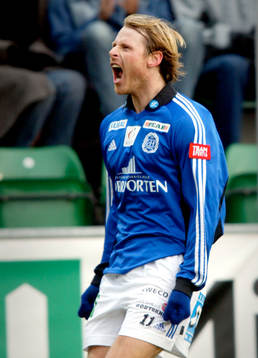  Tommy Bergersen jublar efter att han gjort mål.