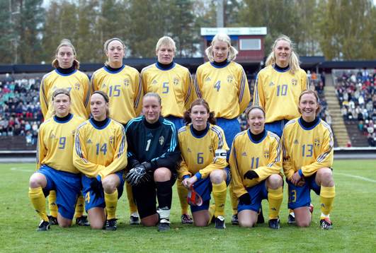 Övre raden fr. v. Sara Call, Therese Sjögran, Kristin