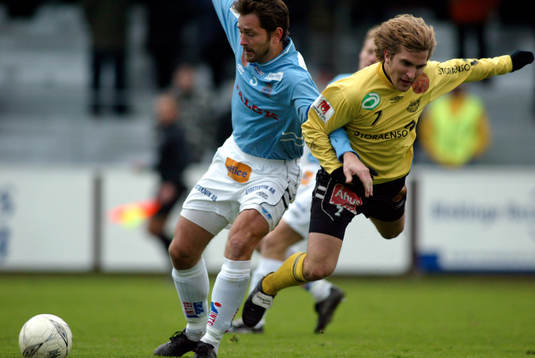  Johan Svensson, Mjällby och Robert Stridh, Gefle i duellen på Strandvallen