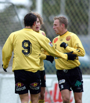  Håkan Bengtsson jublar tillsammans med Peter Hiir-Salakka och Johan Svensson, Mjällby