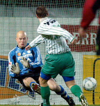 Lars-Gunnar Carlstrand gör 2-2 bakom Henrik Johansson