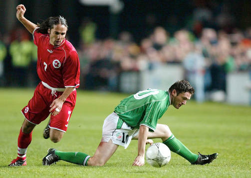  Robbie Keane, Irland och Ricardo Cabanas, Schweiz.