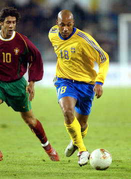 Jeffrey Aubynn tar sig förbi Rui Costa