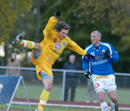 Ängelholms Sebastian Delsinger visar Thomas Magnusson,