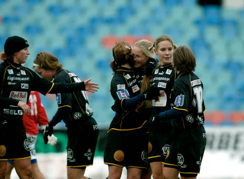  Umeå IK, jubel, Malin Moström kramar om målskytten Emma Lindqvist, Therese Kapstad och Hanna Ljungberg och Sofia Eriksson.