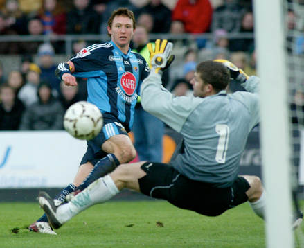 Kim Källström är nära öka till 0-2 förbi Petter Wastå