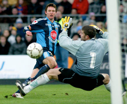 Kim Källström är nära öka till 0-2 förbi Petter Wastå