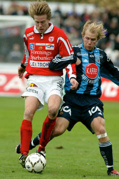 Joachim Lantz och Mikael Dorsin i kamp om bollen