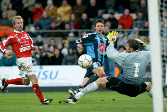  Niklas Kaldner, Kalmar och  Kim Källström, DIF framför Petter Wastå målvakt, Kalmar.