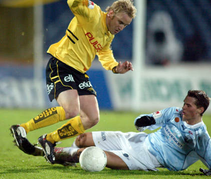 Andreas Klarström trycker ner Jon Jönsson och MFF