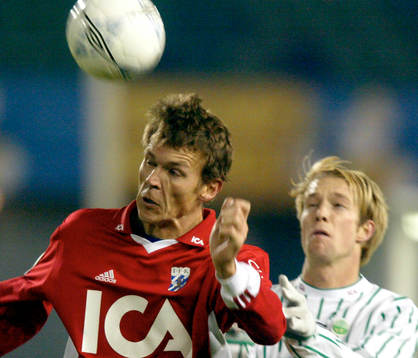  Magnus Erlingmark vinner en duell mot en frölundaspelare.