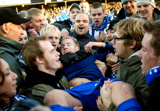  Tvåmålsskytten Jonas Henriksson hyllas av IFK-supportrarna efter matchen.
